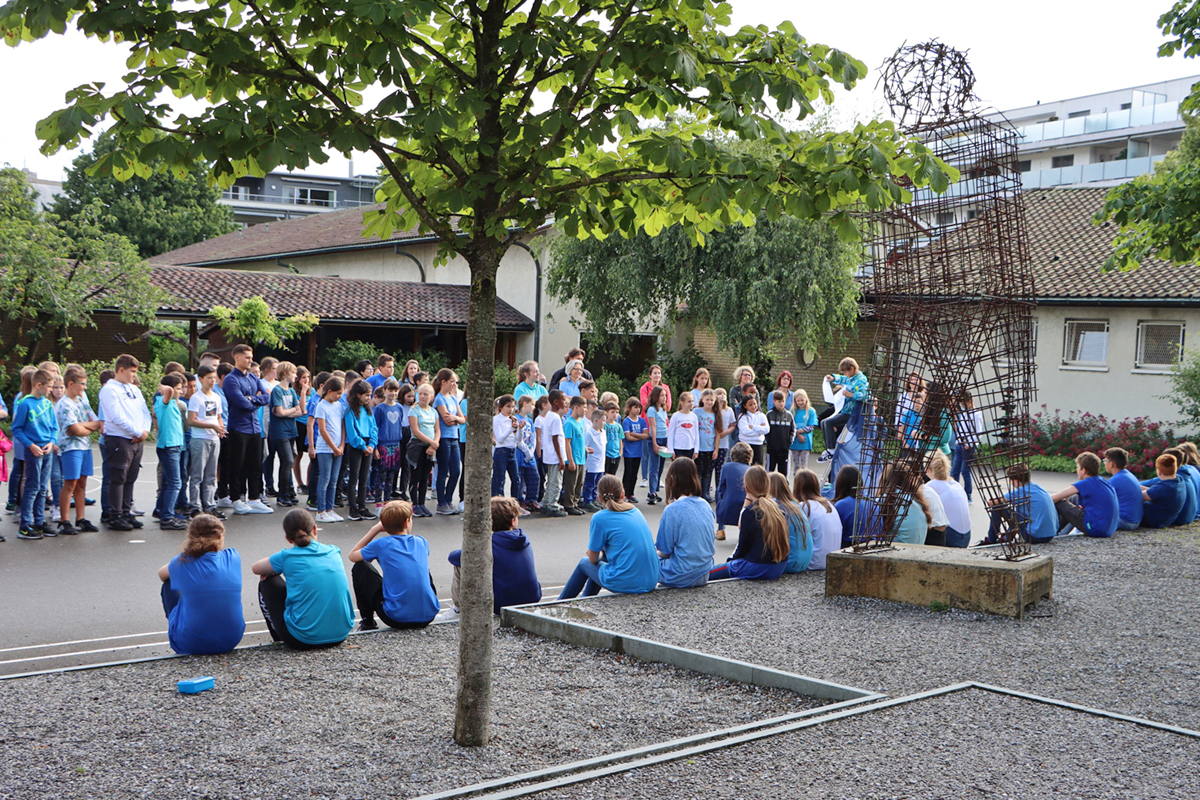 Verabschiedung 6. Klässler: Es ist eine Tradition, dass die Kinder in der 6. Klasse von den anderen Schülerinnen und Schülern verabschiedet werden und dabei ein kleines Präsent erhalten. 